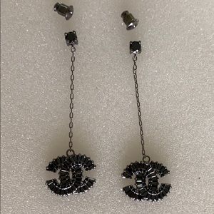 Fashion logo earrings in so black